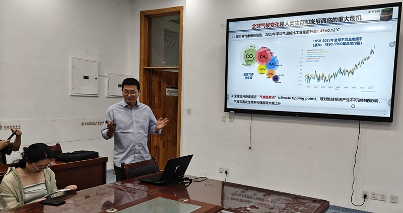 郭雪研究员作学术报告.jpg