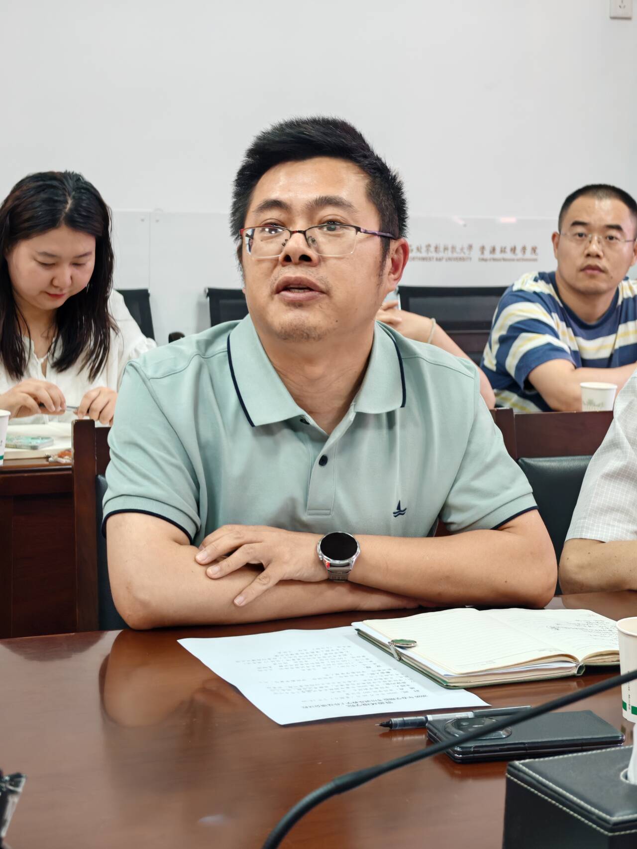 2.王铁成主持会议.jpg