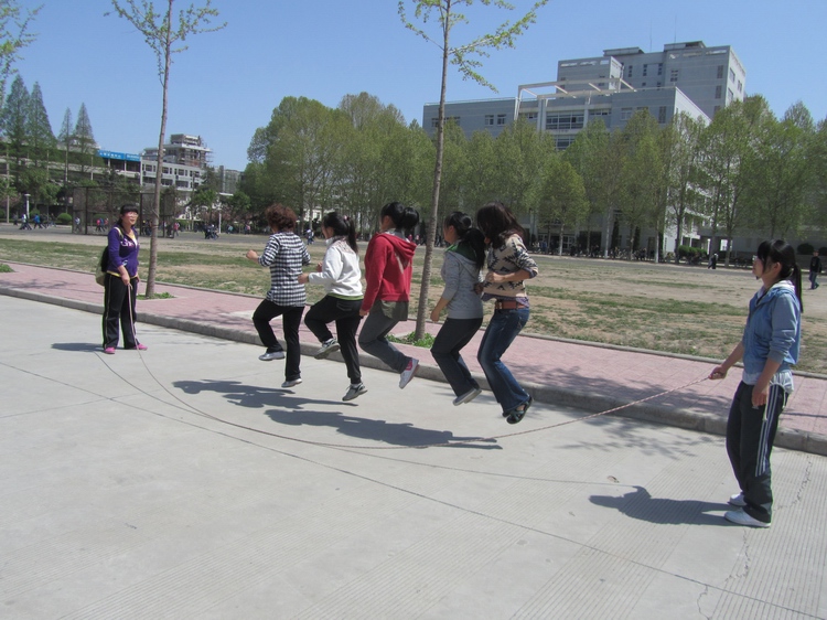 员工利用课间跳绳.JPG