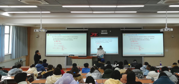 aab1ae30e18e42afbd3319636fb0f86c.png 双语课堂上同学上台答题.png